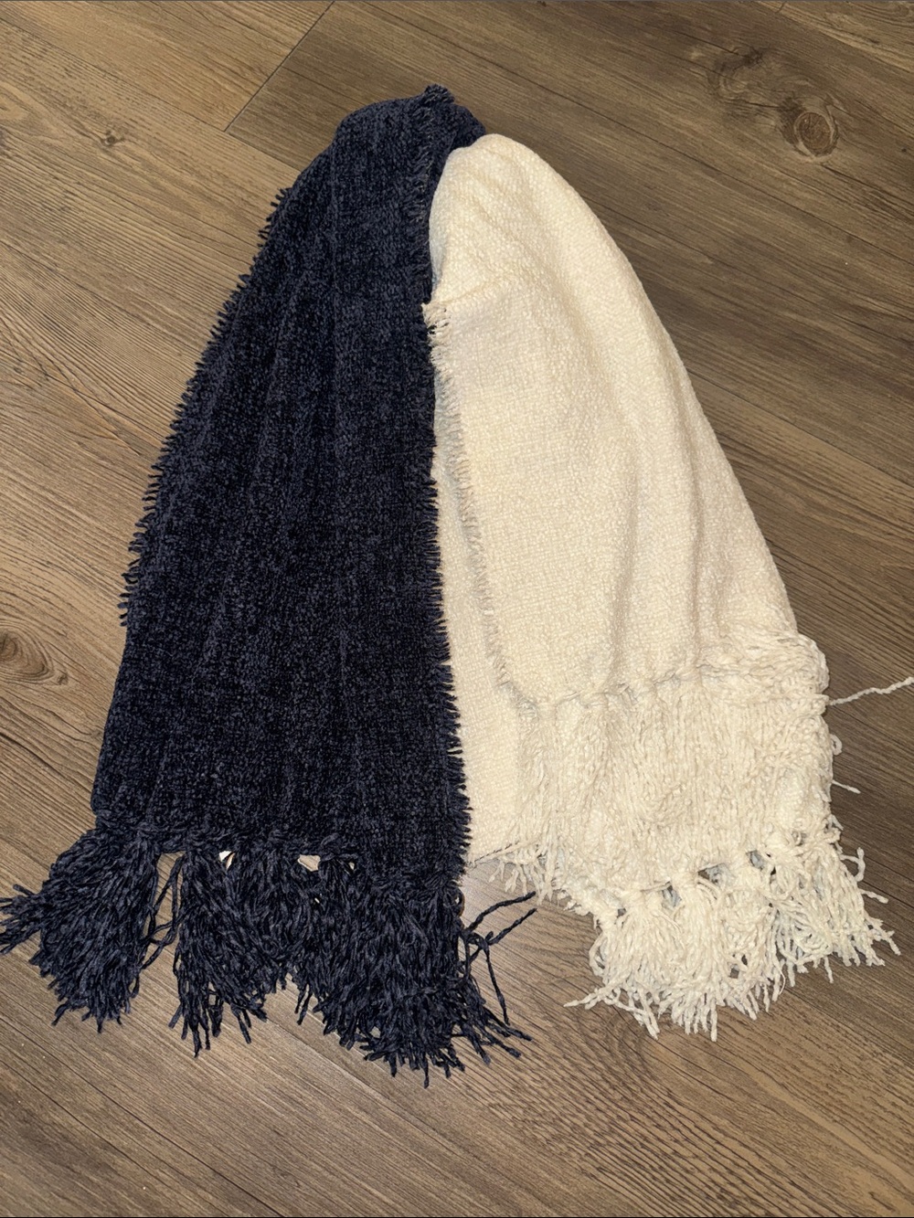 🆕 Bundle of 2 Style & Co Scarves. 1 Blue & 1 Winter White. NWT!❄️☃️